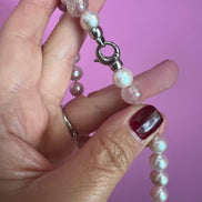 LILY Collana con perle rosa e gocce di quarzo rosa