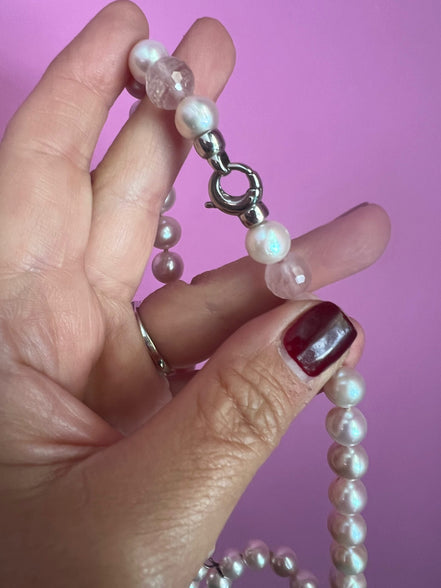 LILY Collana con perle rosa e gocce di quarzo rosa