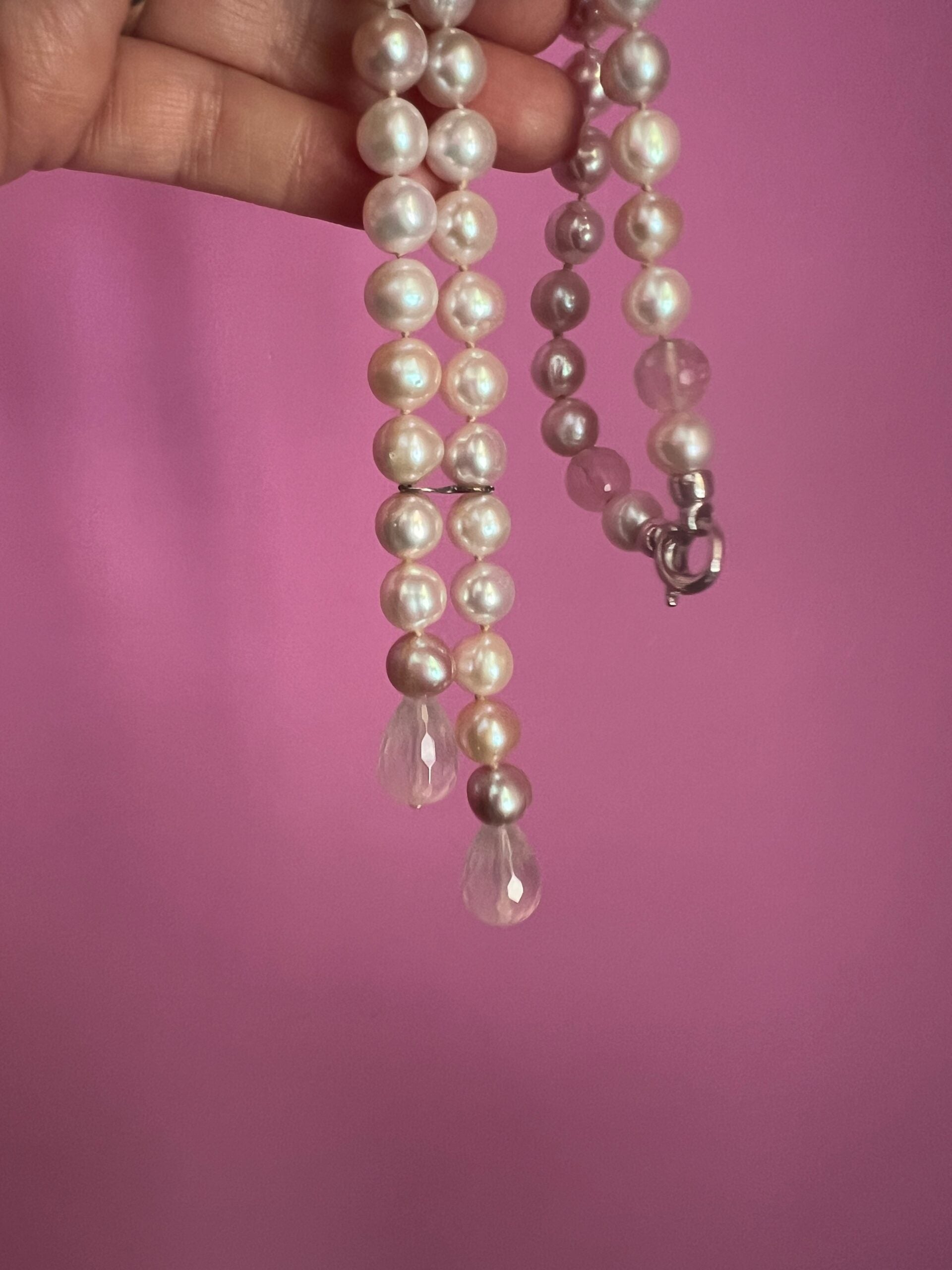 LILY Collana con perle rosa e gocce di quarzo rosa
