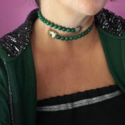 INCANTEVOLE -  Chocker flessibile contrarié  giada smeraldo sfaccettata con terminali dorati