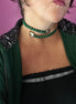 INCANTEVOLE -  Chocker flessibile contrarié  giada smeraldo sfaccettata con terminali dorati