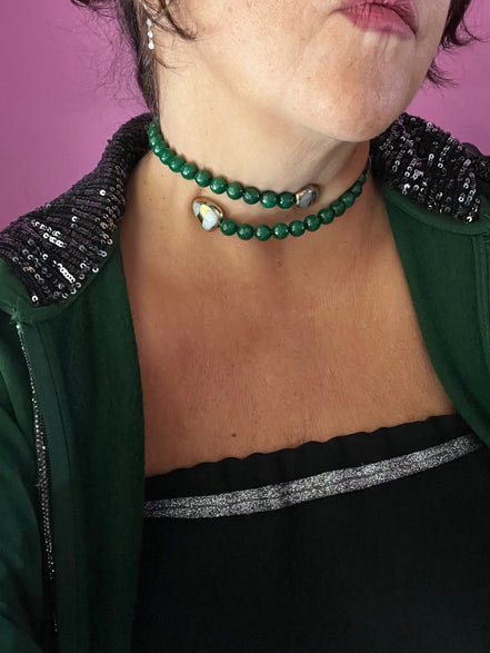 INCANTEVOLE -  Chocker flessibile contrarié  giada smeraldo sfaccettata con terminali dorati