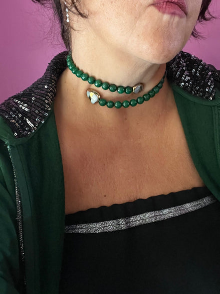 INCANTEVOLE -  Chocker flessibile contrarié  giada smeraldo sfaccettata con terminali dorati