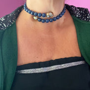 INCANTEVOLE -  Chocker flessibile contrarié  giada zaffiro sfaccettata con terminali dorati