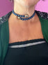 INCANTEVOLE -  Chocker flessibile contrarié  giada zaffiro sfaccettata con terminali dorati