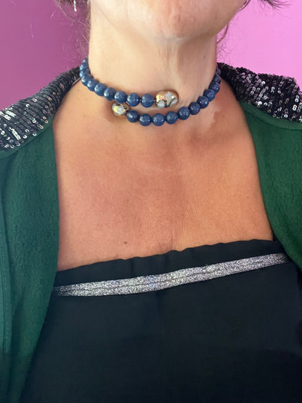 INCANTEVOLE -  Chocker flessibile contrarié  giada smeraldo sfaccettata con terminali dorati