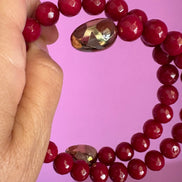INCANTEVOLE -  Chocker flessibile contrarié  giada ruby sfaccettata con  terminali dorati Agata