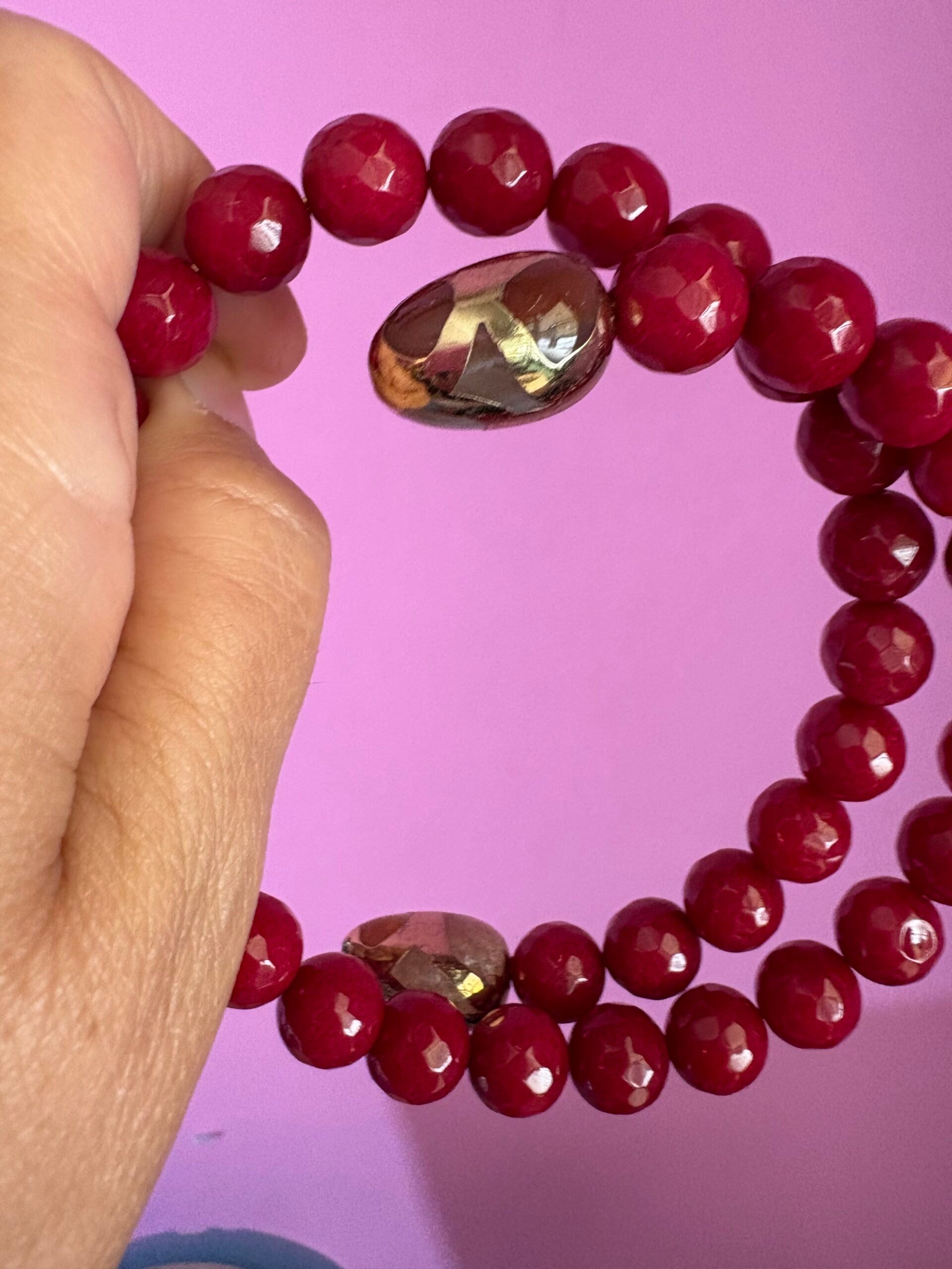 INCANTEVOLE -  Chocker flessibile contrarié  giada ruby sfaccettata con  terminali dorati Agata