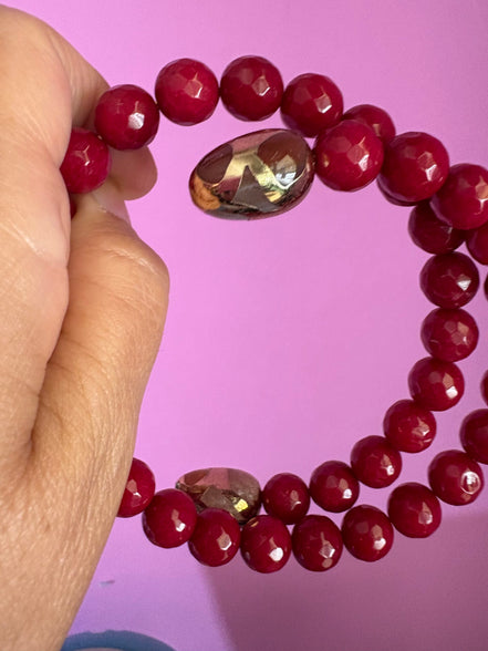 INCANTEVOLE -  Chocker flessibile contrarié  giada ruby sfaccettata con  terminali dorati Agata