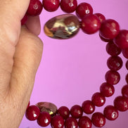 INCANTEVOLE -  Chocker flessibile contrarié  giada ruby sfaccettata con  terminali dorati Agata