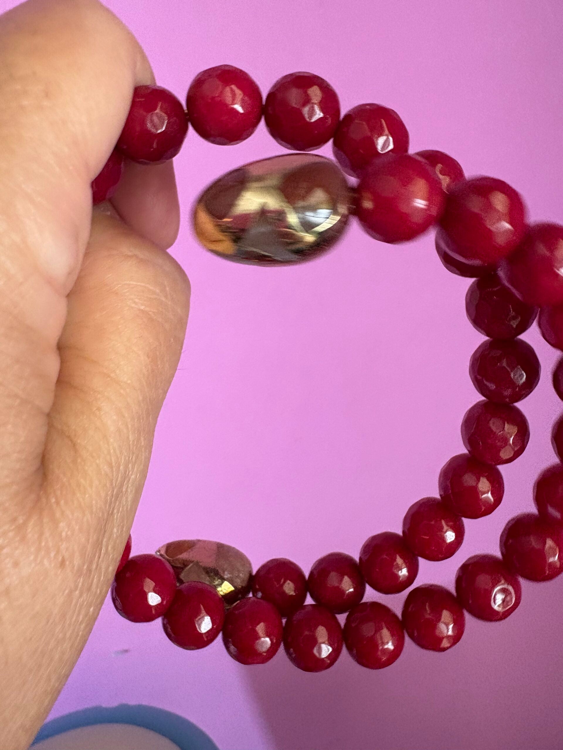 INCANTEVOLE -  Chocker flessibile contrarié  giada ruby sfaccettata con  terminali dorati Agata