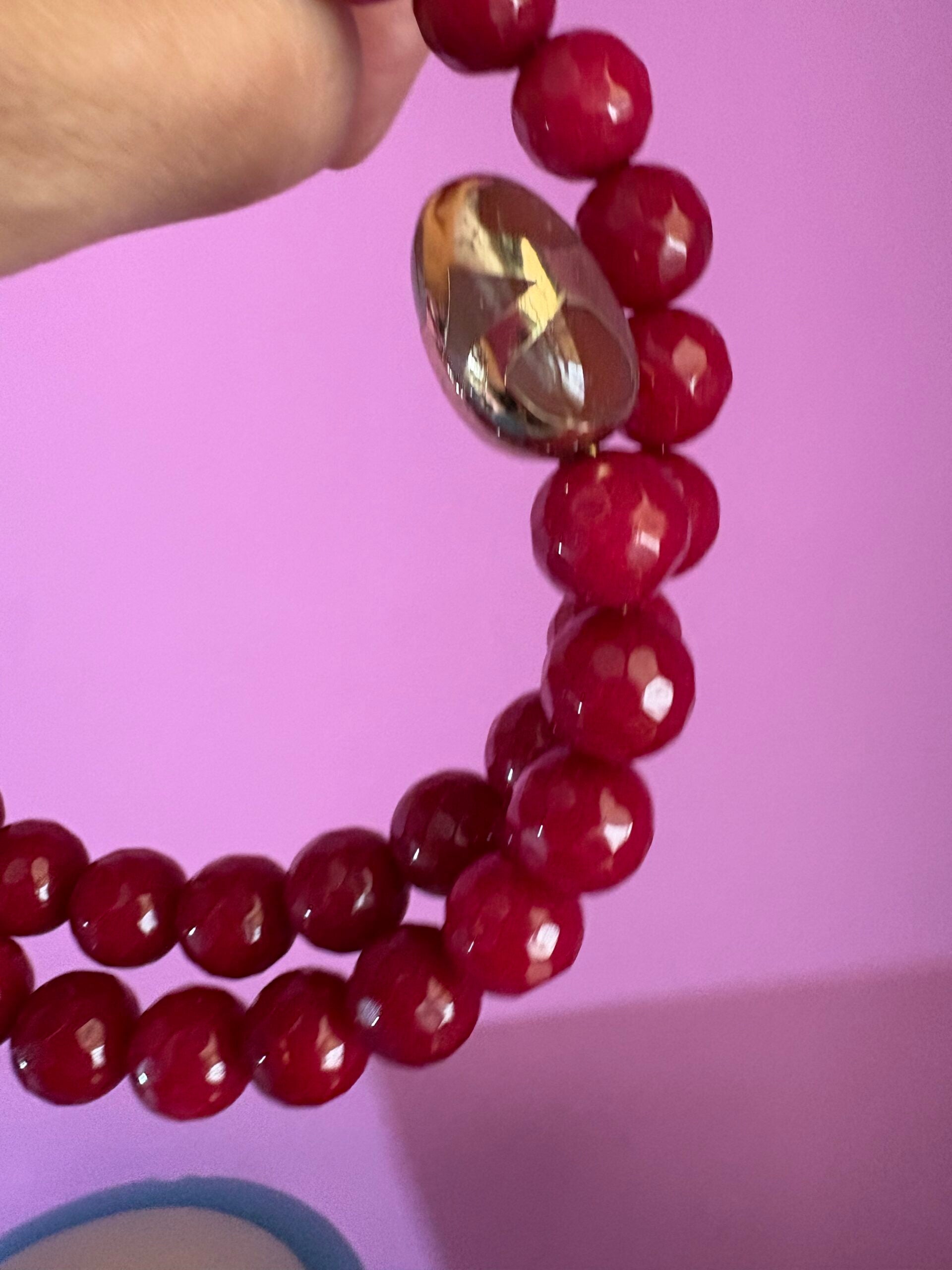 INCANTEVOLE -  Chocker flessibile contrarié  giada ruby sfaccettata con  terminali dorati Agata