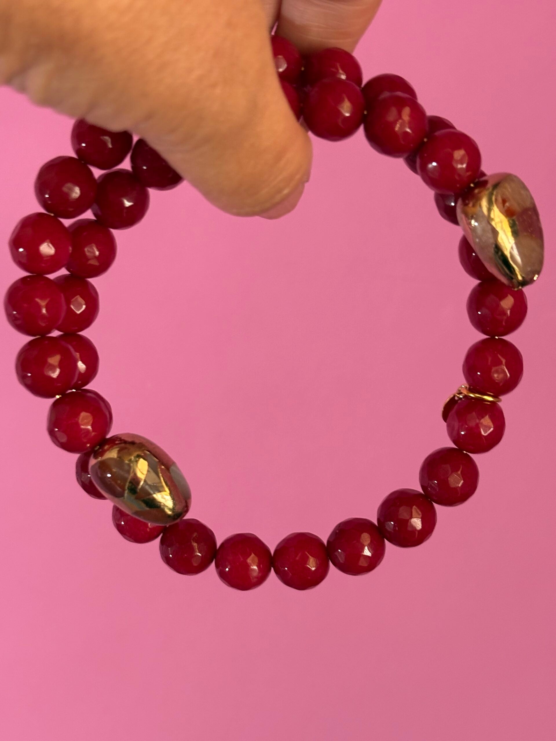INCANTEVOLE -  Chocker flessibile contrarié  giada ruby sfaccettata con  terminali dorati Agata