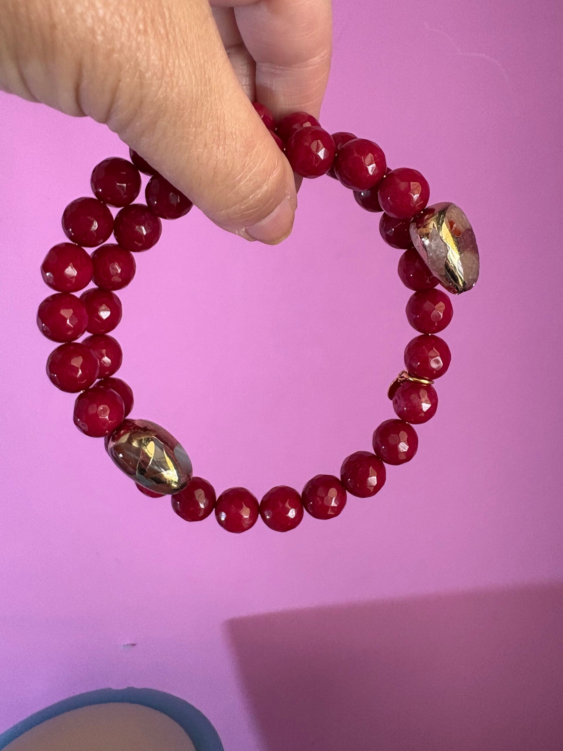 INCANTEVOLE -  Chocker flessibile contrarié  giada ruby sfaccettata con  terminali dorati Agata