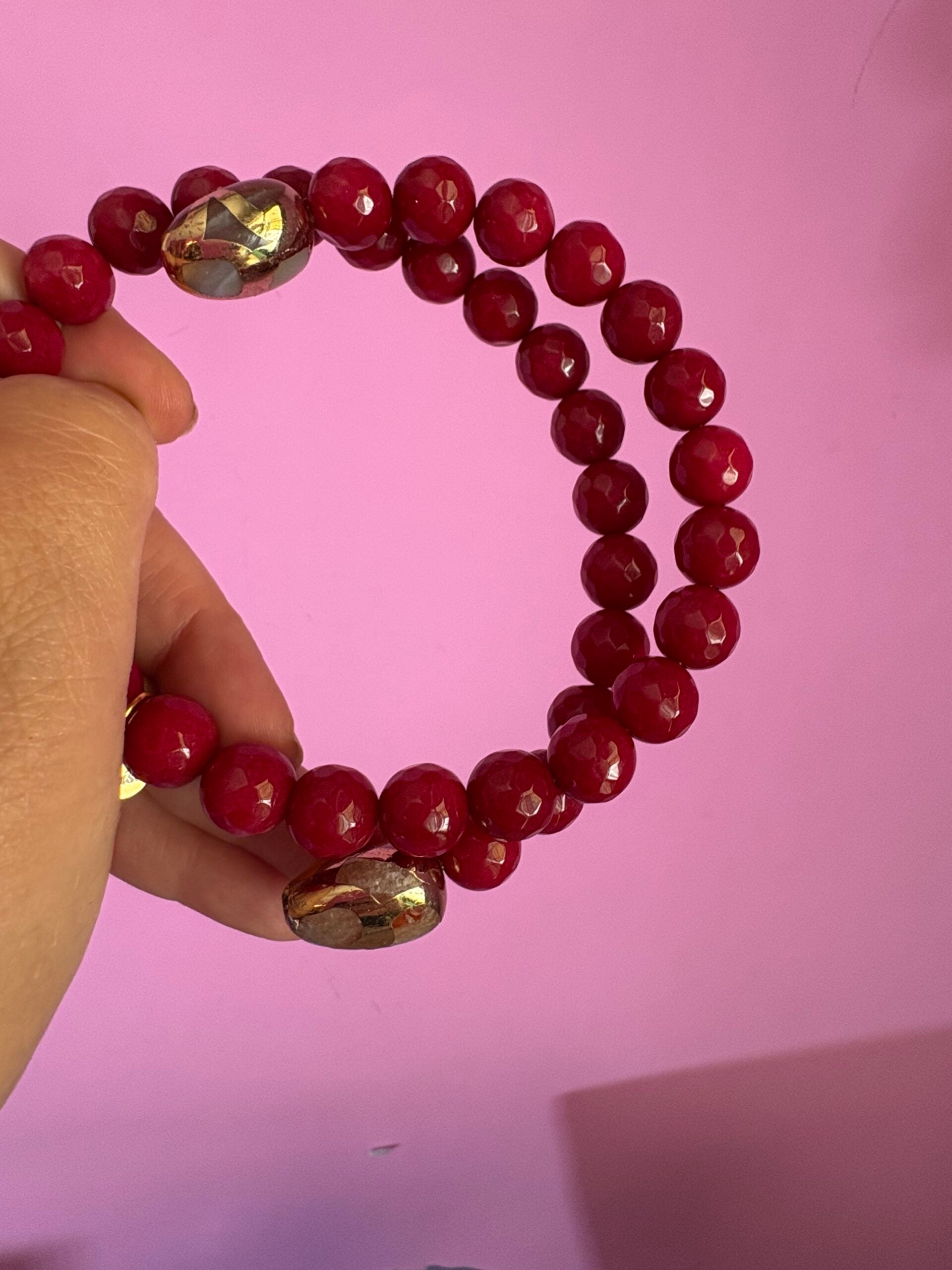 INCANTEVOLE -  Chocker flessibile contrarié  giada ruby sfaccettata con  terminali dorati Agata