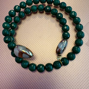 INCANTEVOLE -  Chocker flessibile contrarié  giada smeraldo sfaccettata con terminali dorati