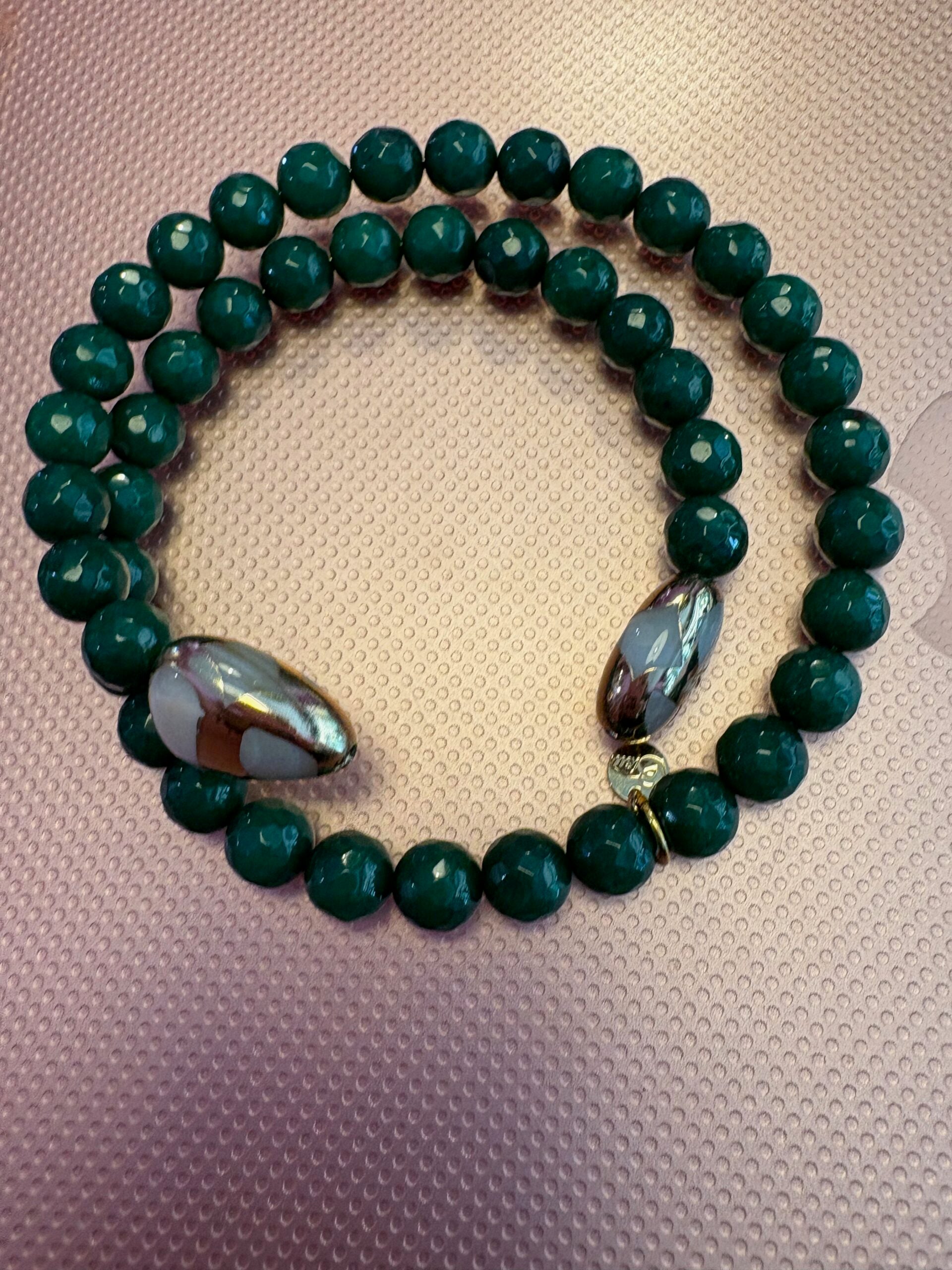INCANTEVOLE -  Chocker flessibile contrarié  giada smeraldo sfaccettata con terminali dorati