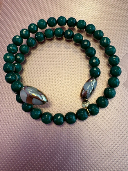 INCANTEVOLE -  Chocker flessibile contrarié  giada smeraldo sfaccettata con terminali dorati