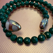 INCANTEVOLE -  Chocker flessibile contrarié  giada smeraldo sfaccettata con terminali dorati