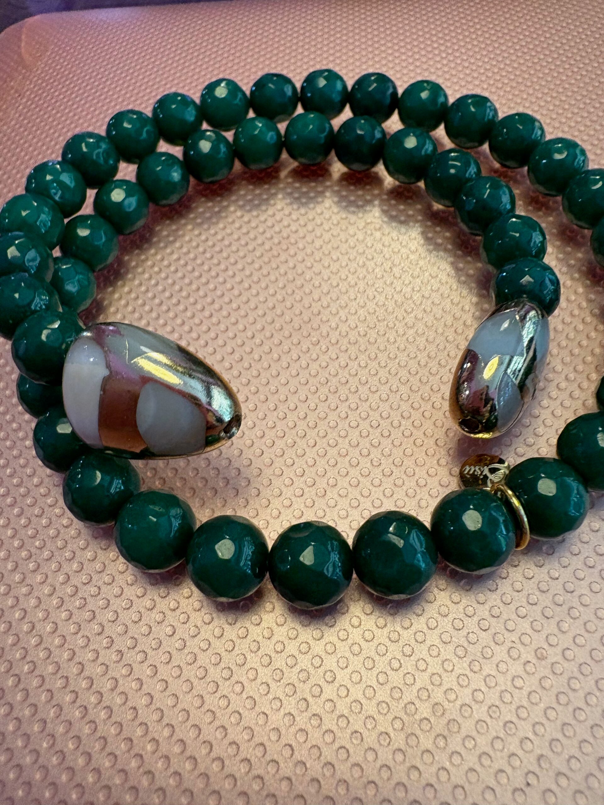 INCANTEVOLE -  Chocker flessibile contrarié  giada smeraldo sfaccettata con terminali dorati