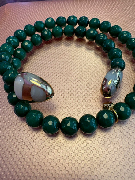 INCANTEVOLE -  Chocker flessibile contrarié  giada smeraldo sfaccettata con terminali dorati