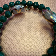 INCANTEVOLE -  Chocker flessibile contrarié  giada smeraldo sfaccettata con terminali dorati