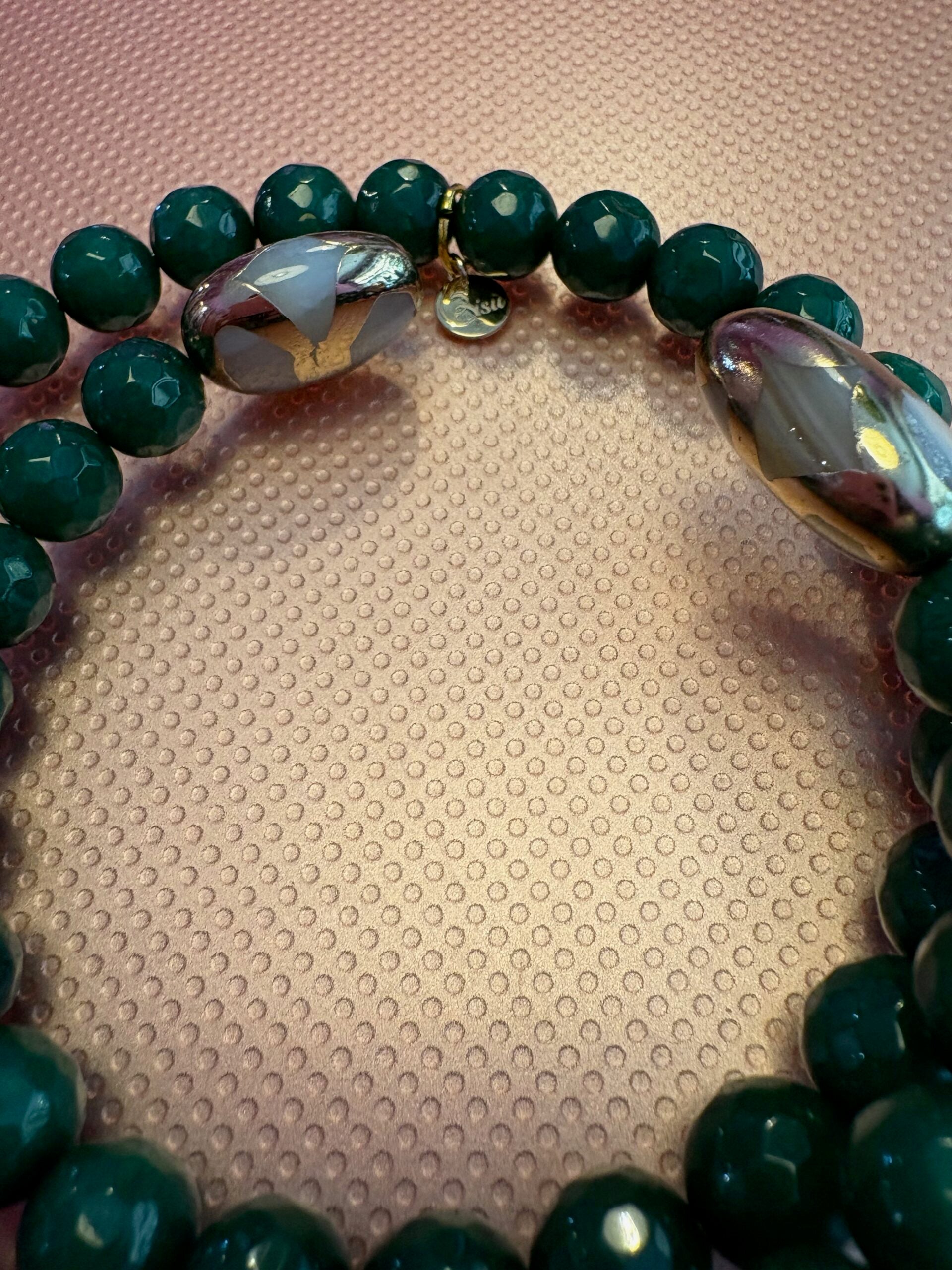 INCANTEVOLE -  Chocker flessibile contrarié  giada smeraldo sfaccettata con terminali dorati