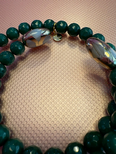 INCANTEVOLE -  Chocker flessibile contrarié  giada smeraldo sfaccettata con terminali dorati