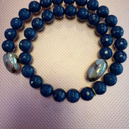 INCANTEVOLE -  Chocker flessibile contrarié  giada zaffiro sfaccettata con terminali dorati