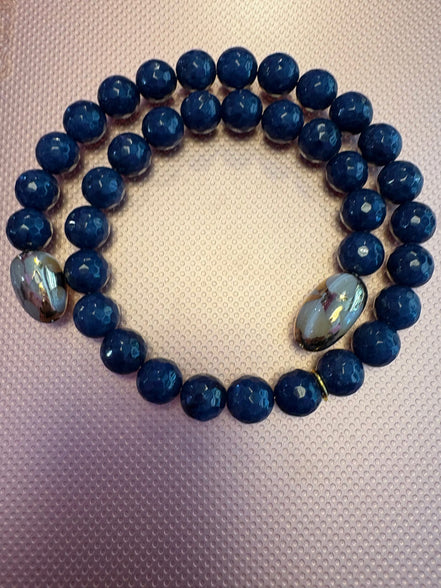 INCANTEVOLE -  Chocker flessibile contrarié  giada zaffiro sfaccettata con terminali dorati