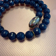 INCANTEVOLE -  Chocker flessibile contrarié  giada zaffiro sfaccettata con terminali dorati