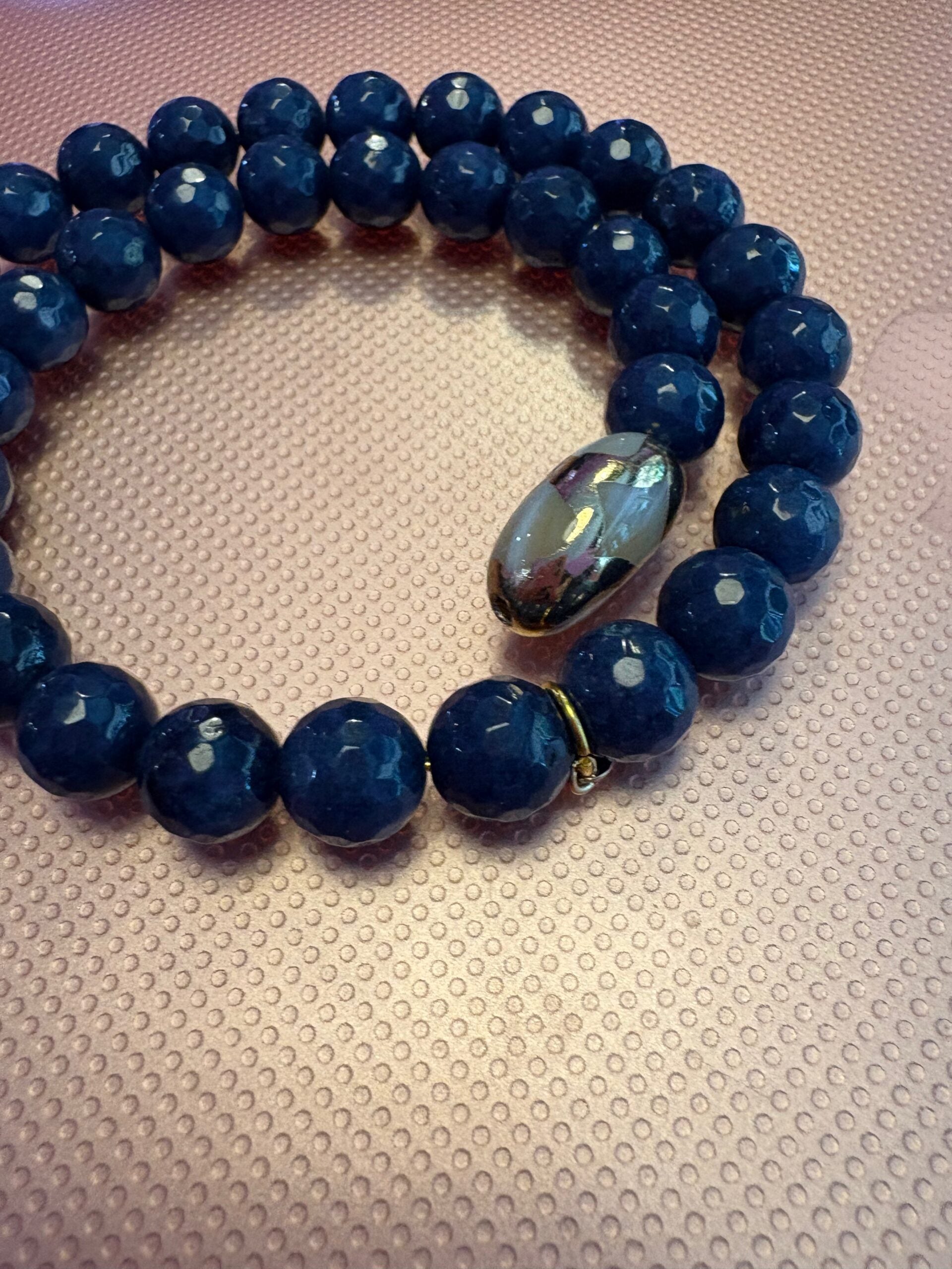INCANTEVOLE -  Chocker flessibile contrarié  giada zaffiro sfaccettata con terminali dorati