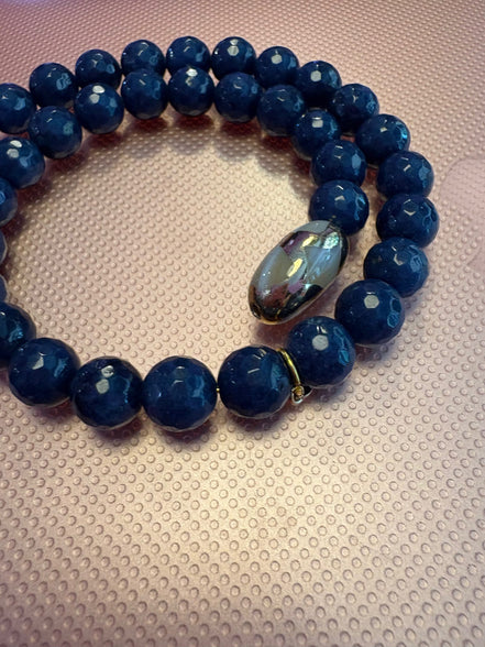 INCANTEVOLE -  Chocker flessibile contrarié  giada zaffiro sfaccettata con terminali dorati