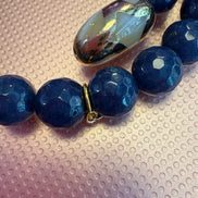 INCANTEVOLE -  Chocker flessibile contrarié  giada zaffiro sfaccettata con terminali dorati