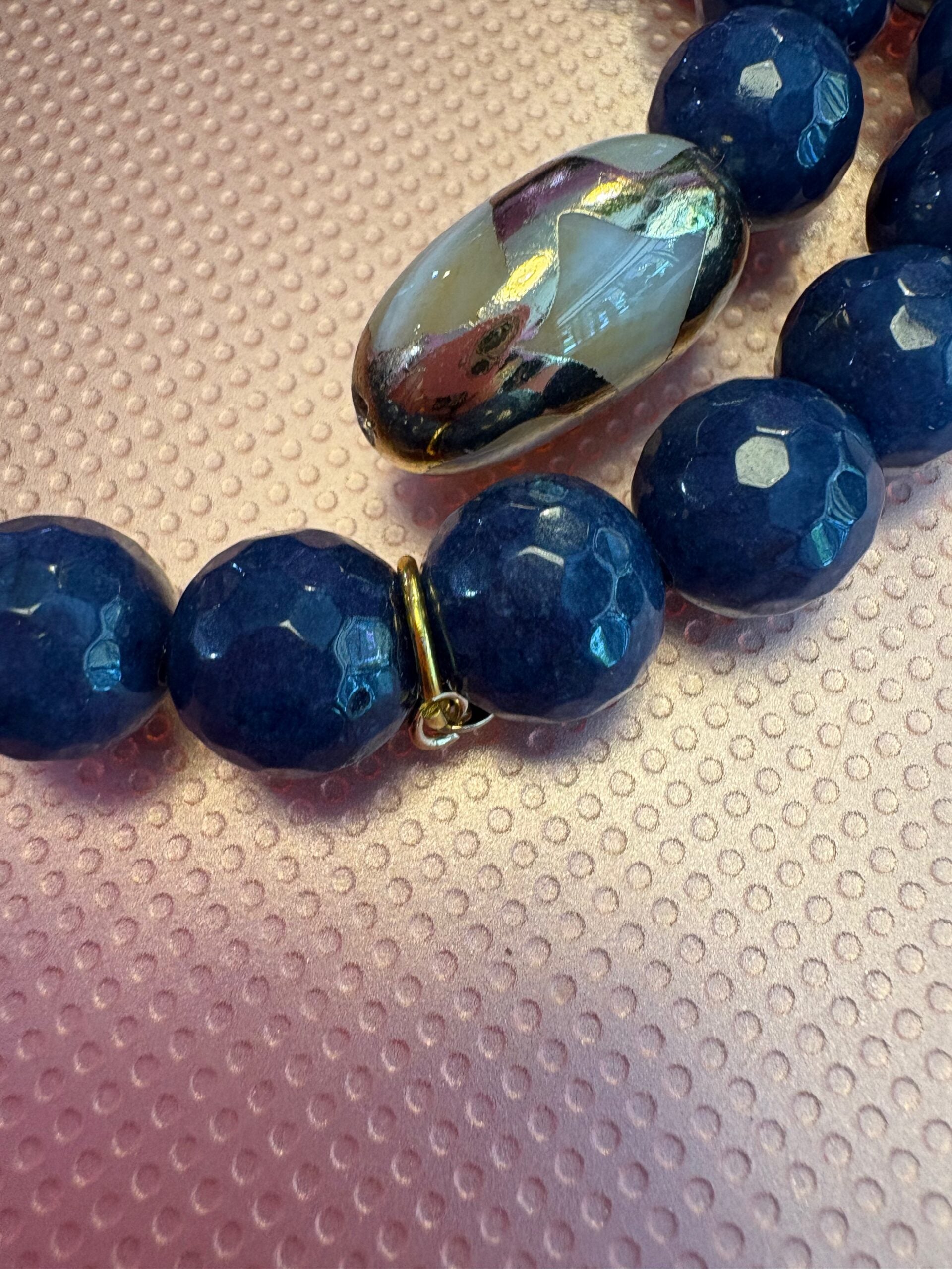 INCANTEVOLE -  Chocker flessibile contrarié  giada zaffiro sfaccettata con terminali dorati