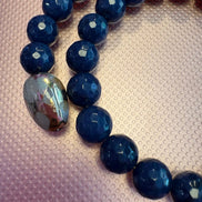 INCANTEVOLE -  Chocker flessibile contrarié  giada zaffiro sfaccettata con terminali dorati