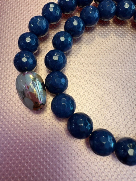 INCANTEVOLE -  Chocker flessibile contrarié  giada zaffiro sfaccettata con terminali dorati