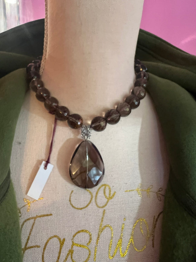Collana con topazio fumè e pendente