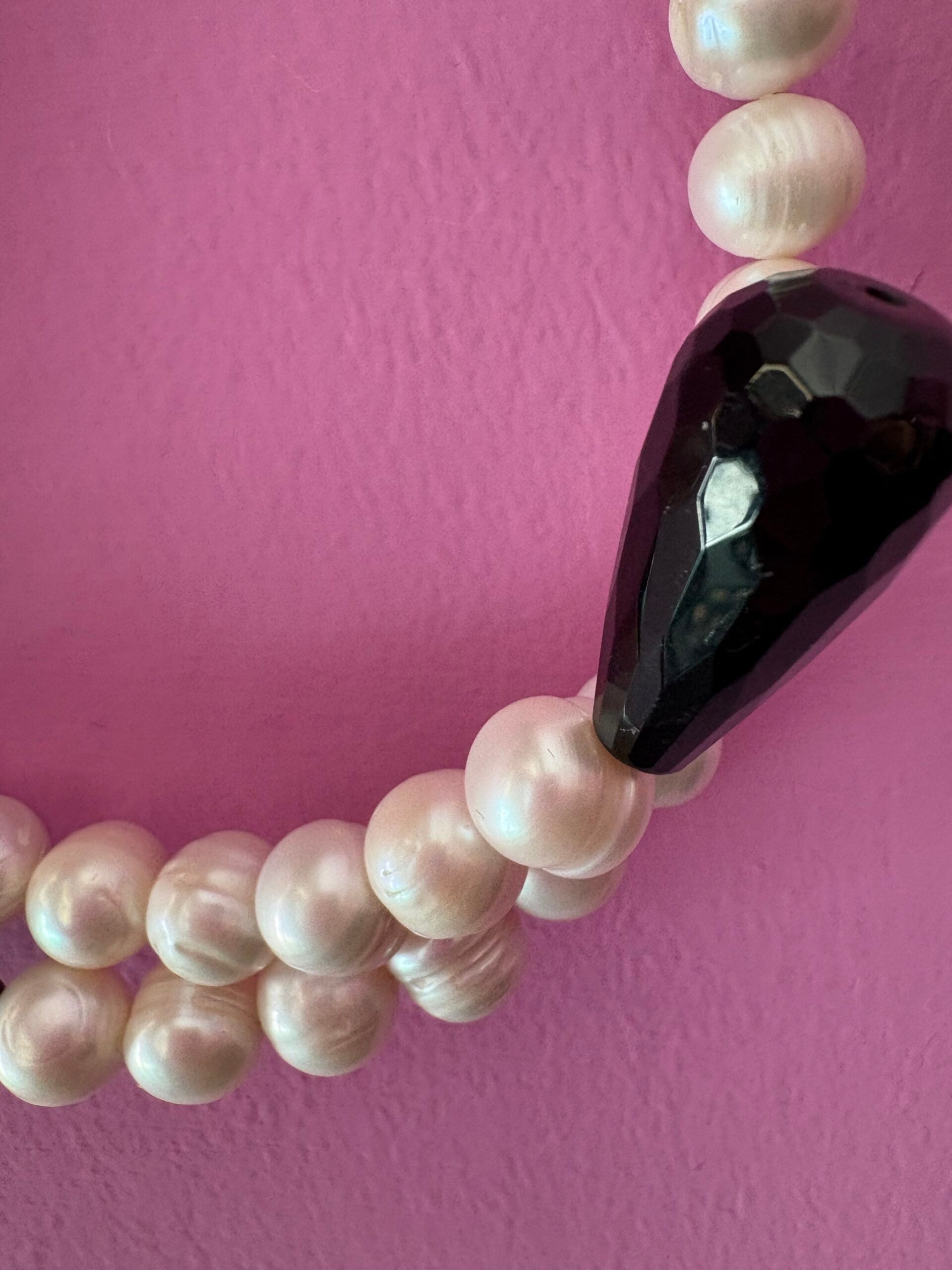 INCANTEVOLE -  Chocker  contrarié perle coltivate  con 2 gocce onice