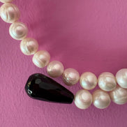 INCANTEVOLE -  Chocker  contrarié perle coltivate  con 2 gocce onice
