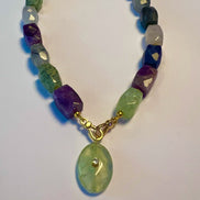 Collana JAIPUR - gemme colorate  e pendente prenite