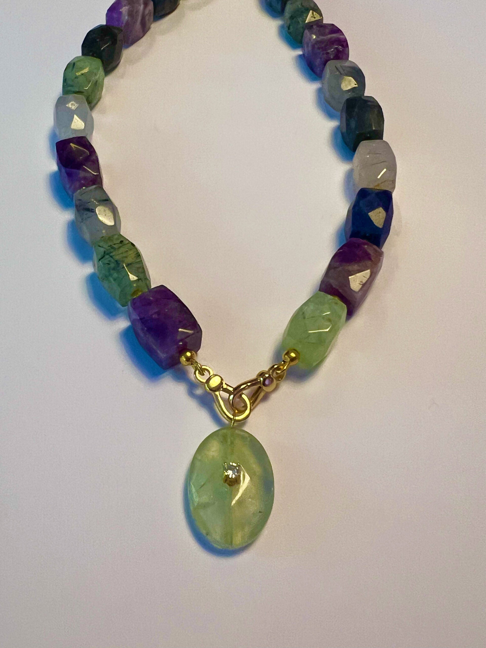 Collana JAIPUR - gemme colorate  e pendente prenite