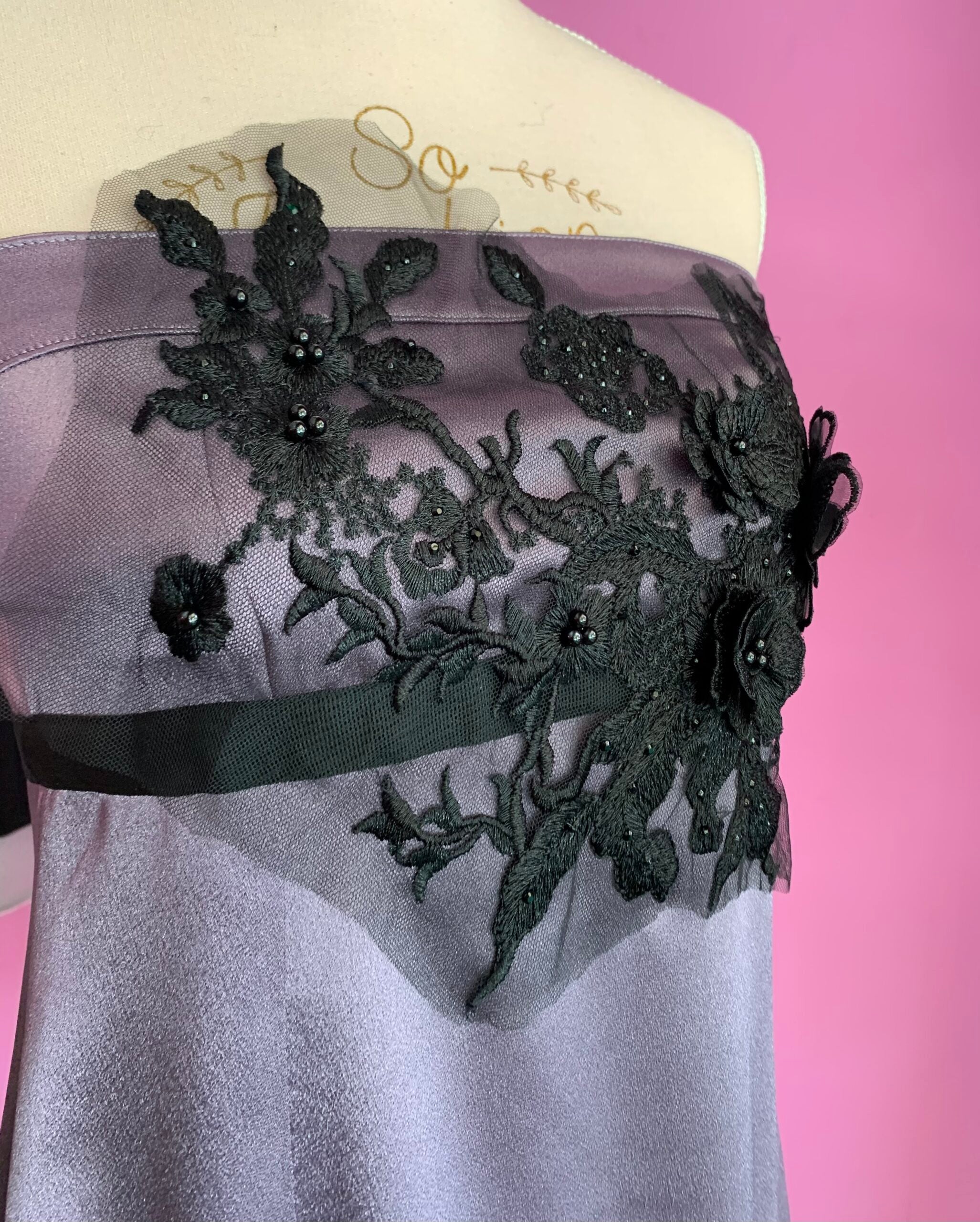 Jane Austen - Abito Bustier in raso lilla con decorazione ricamo
