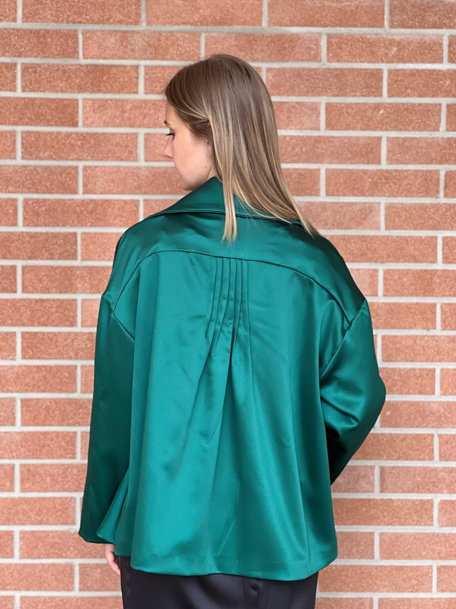 Céline - Giacchino godet in raso verde smeraldo con interno in raso rosa