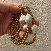 Bracciale elasticizzato con perla coltivata  barocca e ematite