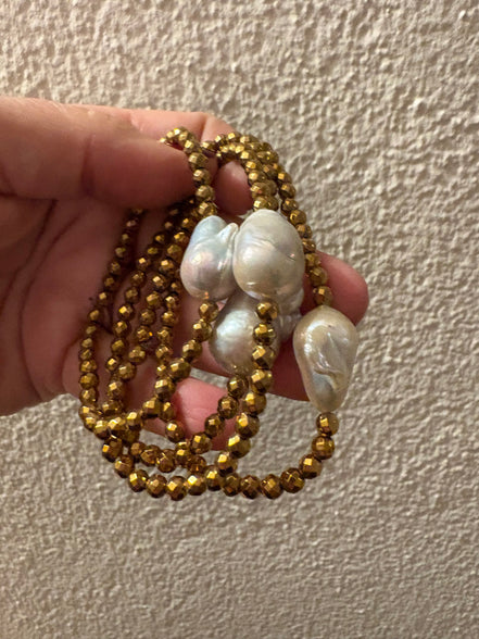 Bracciale elasticizzato con perla coltivata  barocca e ematite