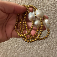 Bracciale elasticizzato con perla coltivata  barocca e ematite