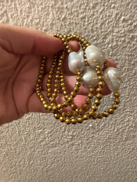 Bracciale elasticizzato con perla coltivata  barocca e ematite
