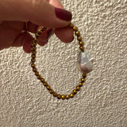 Bracciale elasticizzato con perla coltivata  barocca e ematite