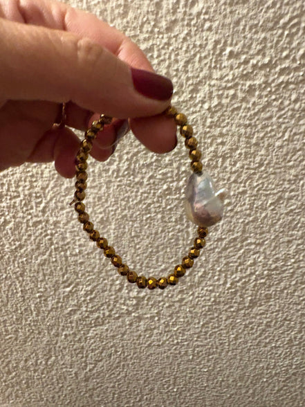 Bracciale elasticizzato con perla coltivata  barocca e ematite